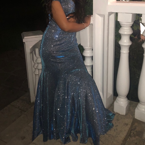 PROM DRESS PRICE IS FIRM - Picture 1 of 2